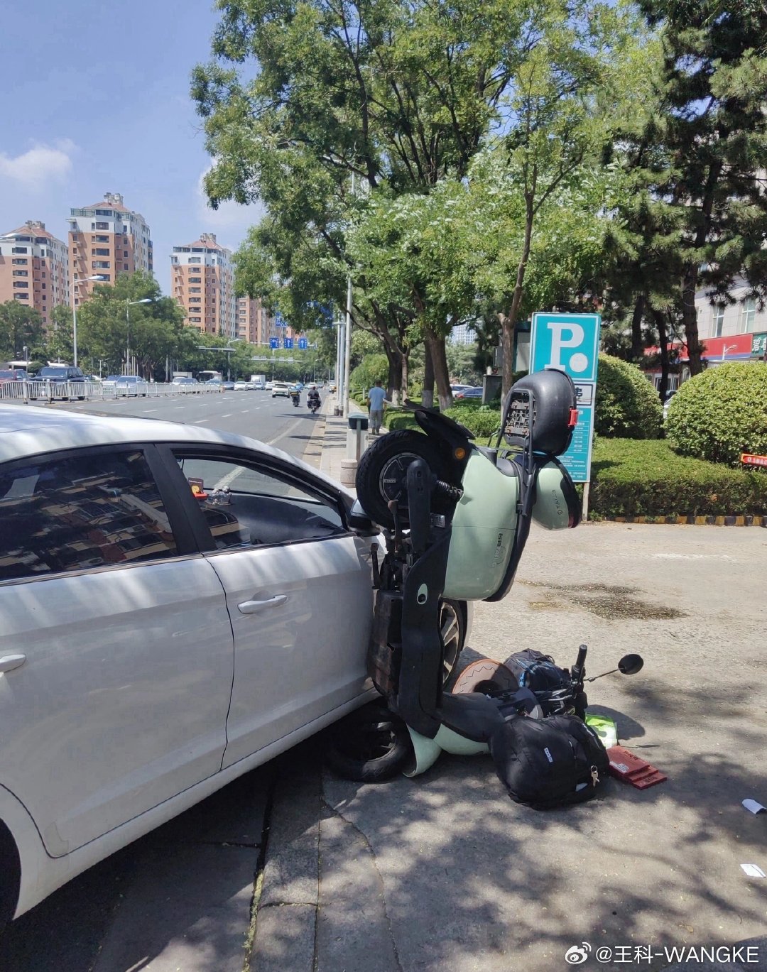 右转一定要慢行避让直行电动车！不然…… ​​​