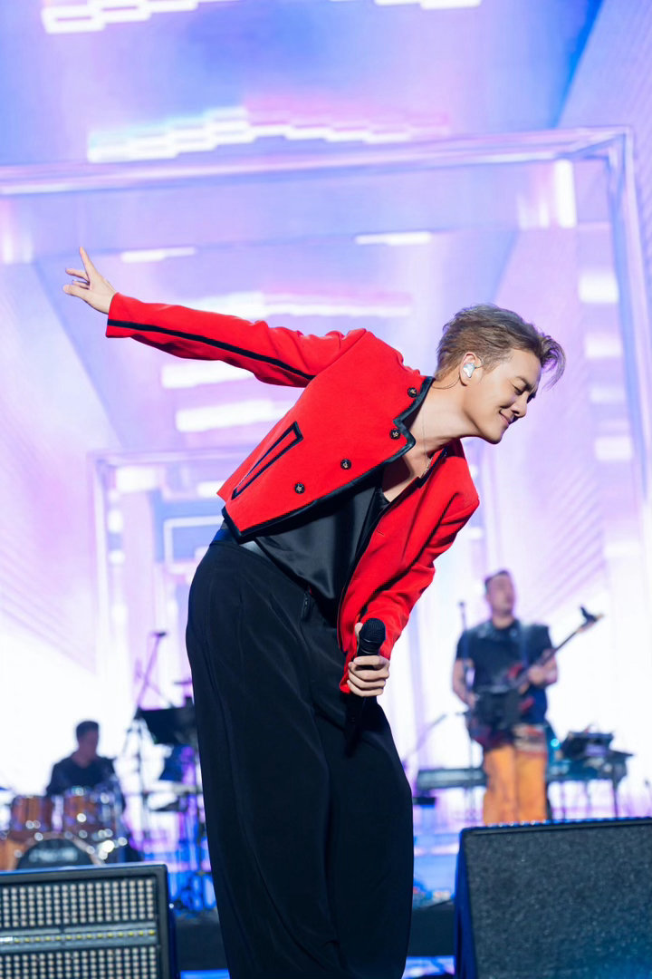 头一次见这么跨界的综艺班底 吴克群直播聊临终告别，说着说着把我看泪目了。他要和路