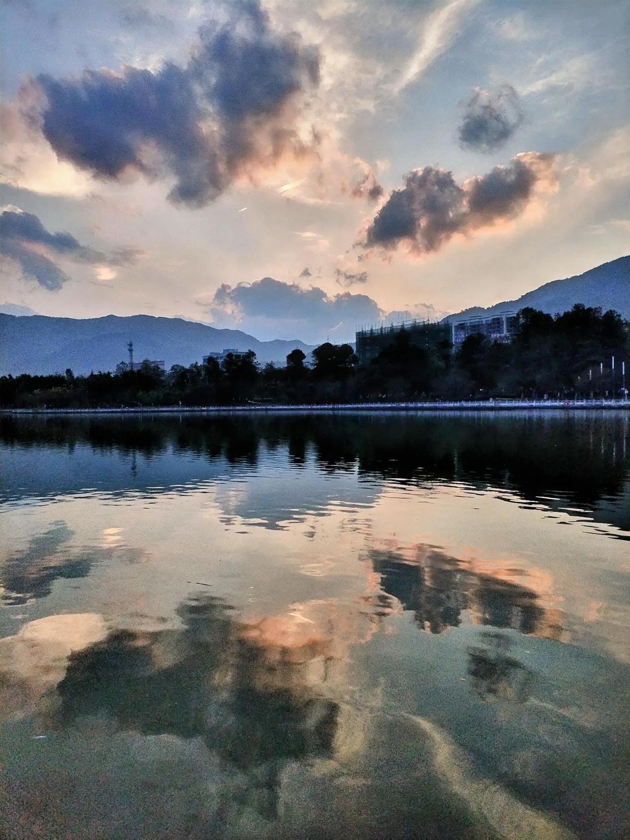 日落湖畔，云卷云舒，静谧如画。