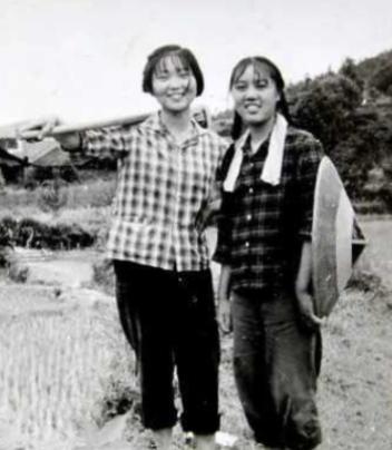 1977年，女知青李雪梅准备参加高考，却被丈夫偷喂了安眠药，最后错过了考试。李雪