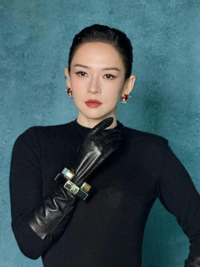 章子怡执导首部长片《游过海岸一百米》立项。章子怡自导自演，网传文淇出演女二，编剧