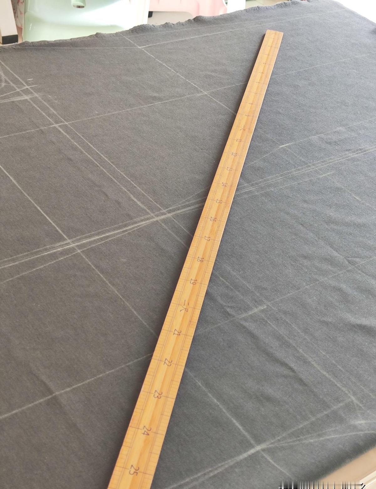 自己做裤子，面料花了65块，辅料水电机器损耗10块，总共75块。
这还没算上路费