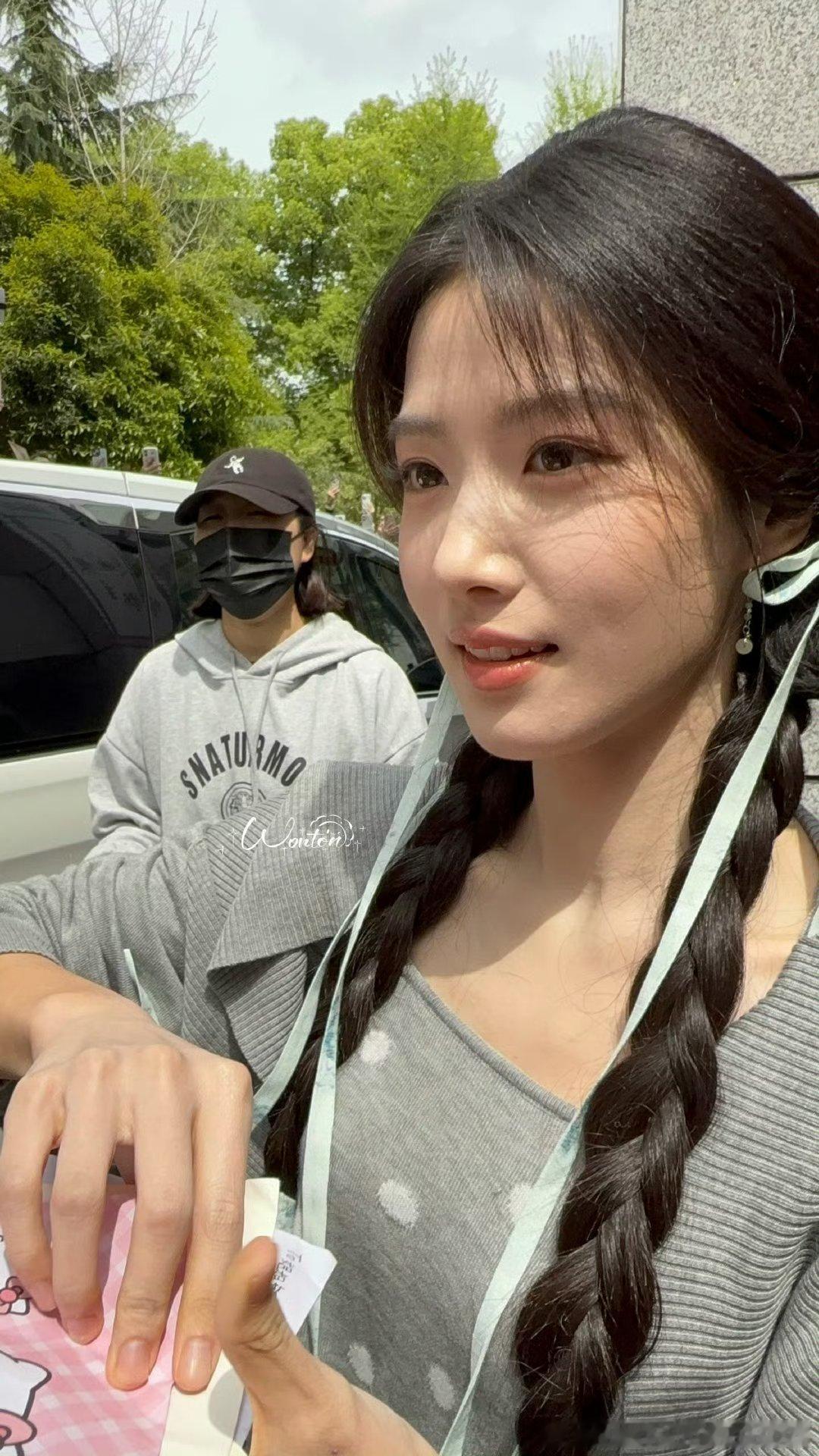 卢昱晓演出了暗恋的酸涩感卢昱晓折月亮一滴泪卢昱晓的哭戏细腻又克制，一滴泪道尽暗恋