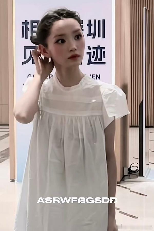 田曦薇最近没有刘海的照片。。。。还是继续保留刘海吧 