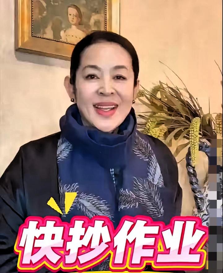 快抄作业！倪萍这哪是逆生长，分明是把健康主动权攥在了自己手里！
 
以前的她被关