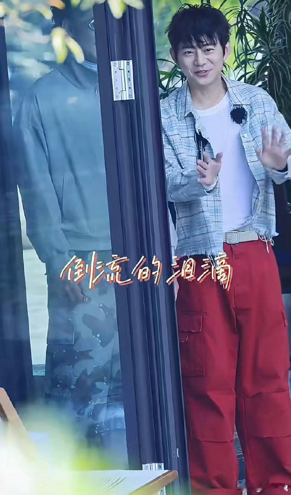 何炅飞行亲爱的客栈亲爱的客栈氛围调节大师非他莫属，哪怕是简单的吃饭聊天，有他在就