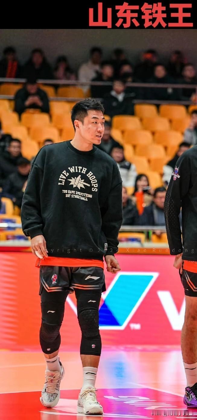 山东高速男篮在图中俩人带领下越走越没有劲头了，感觉整支队伍都在懵懵的，没有啥活力