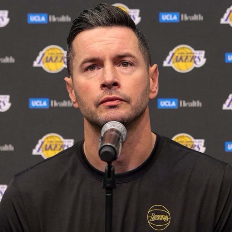 雷迪克表示改用联防后，湖人防守提升显著。过去7场，湖人防守效率已升至联盟前15，