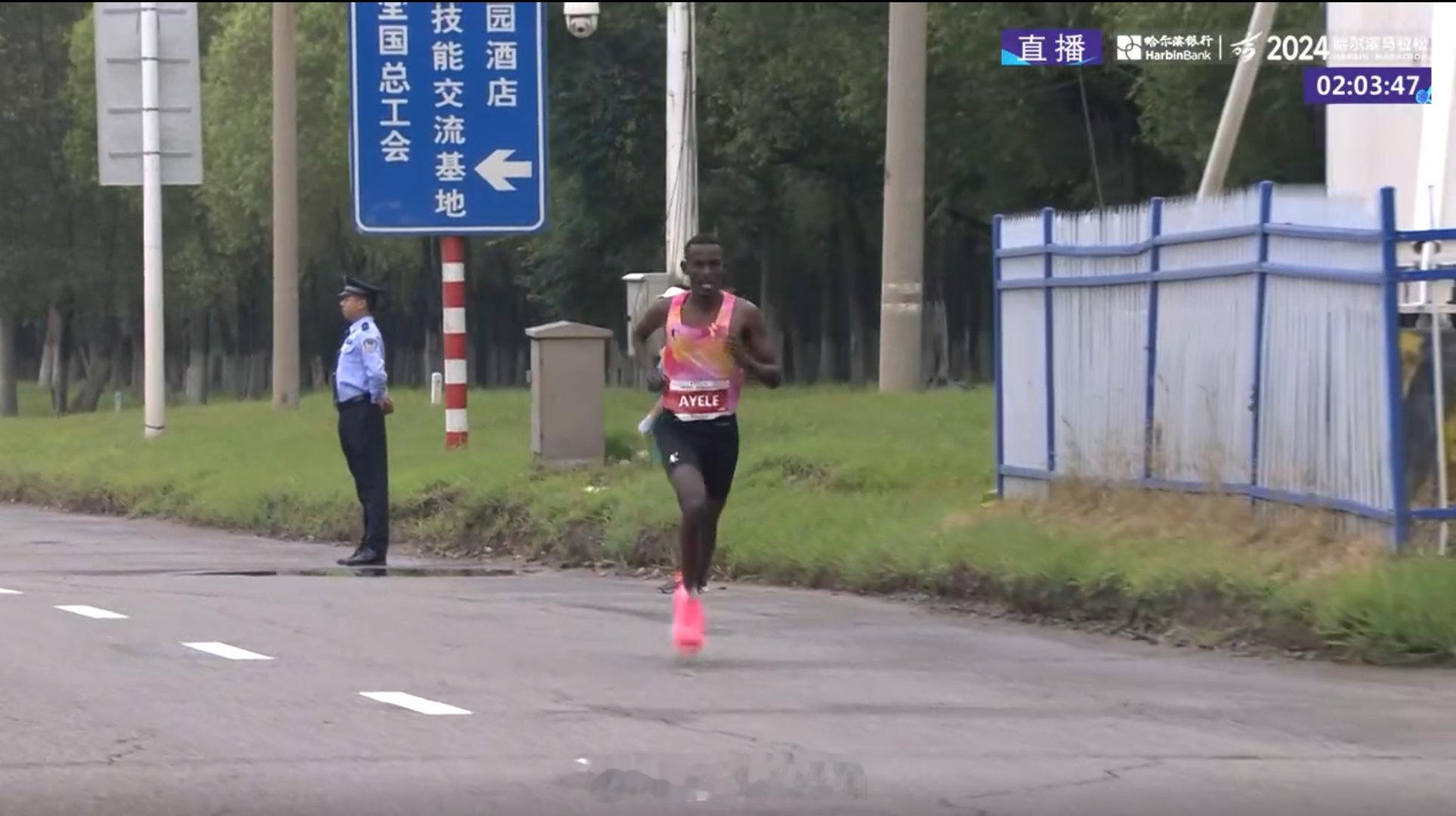 2024哈尔滨马拉松，老将杨定宏目前在第二位，与领先的国际精英距离已不足以赶超了