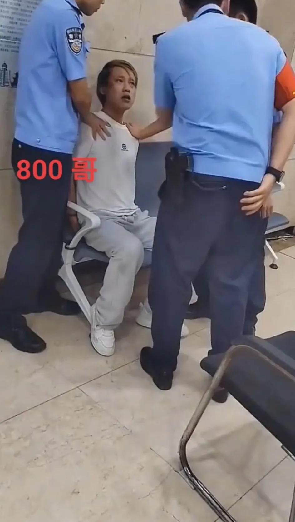 这个时候警察出现了，早干嘛去了？
        如果8百哥家人有困难，我愿意捐