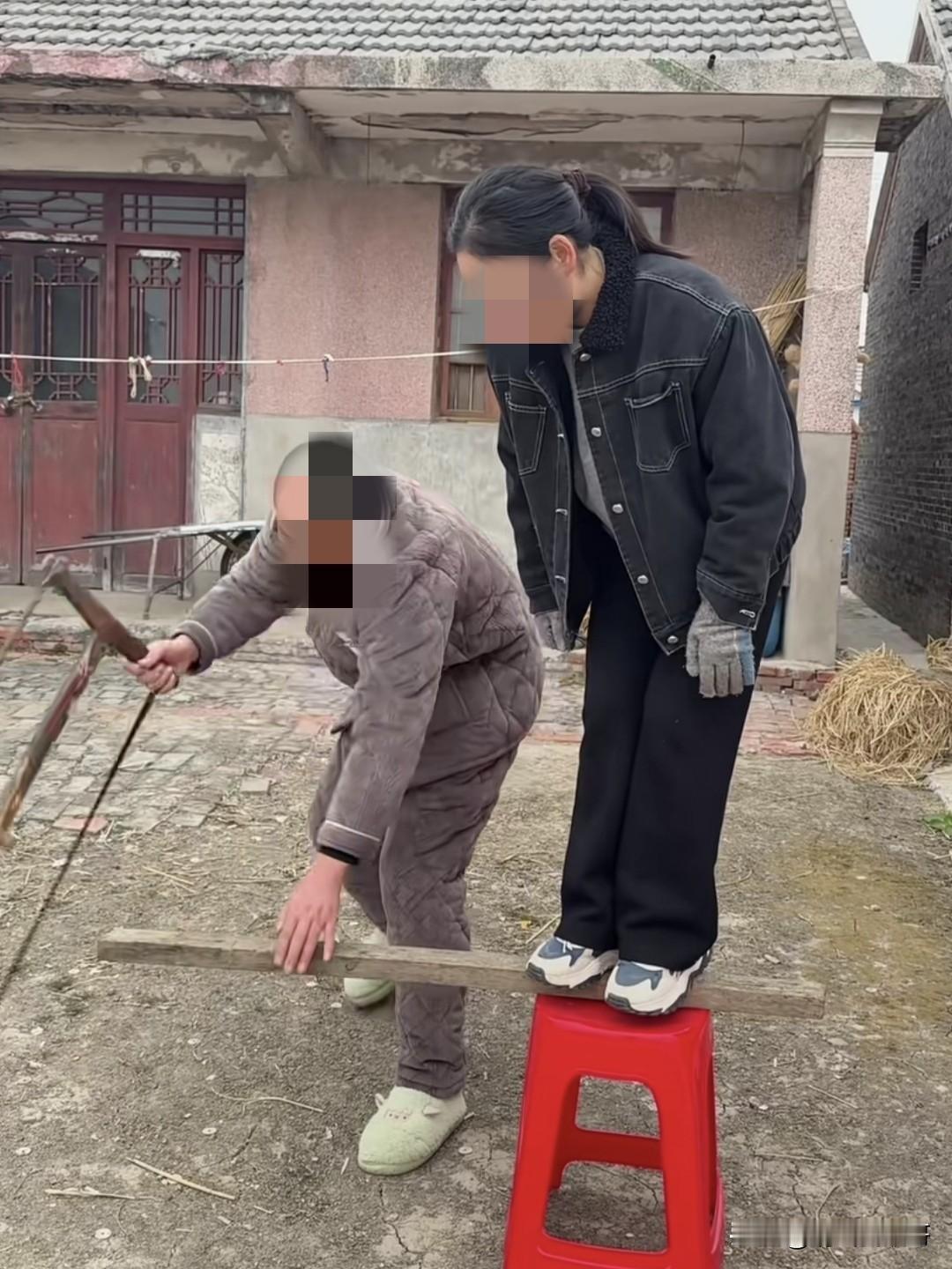 说实话，我是理解不了一些短视频创作者拍这么危险的段子，如果伤到腰甚至脊椎，也不知