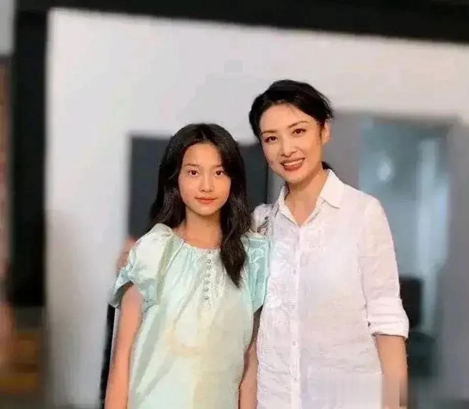周涛的女儿香香已经长大成为一个大姑娘了，比她妈妈更漂亮了。

说起周涛，我们都很
