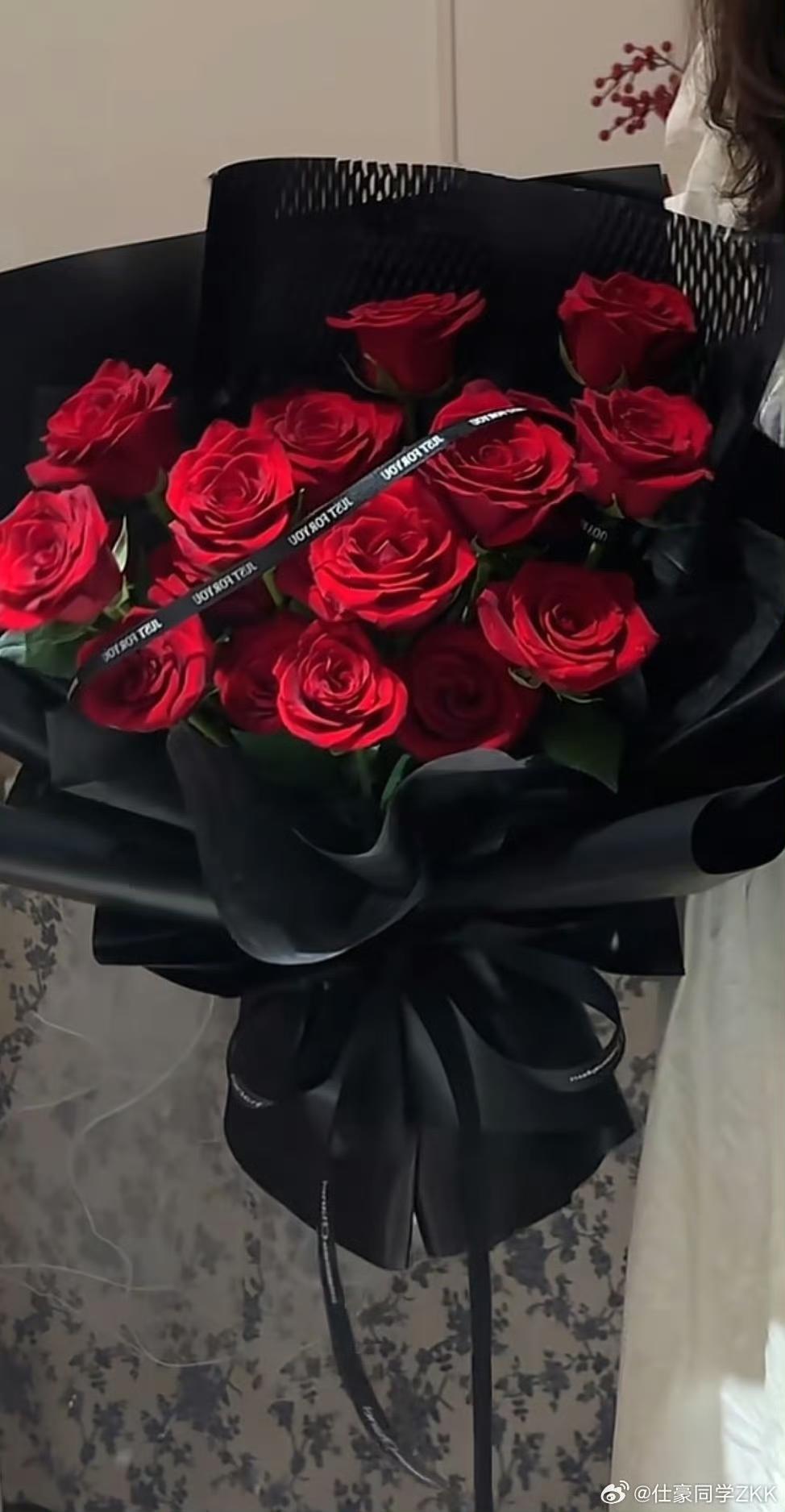 50块钱买5朵玫瑰，贵吗？郑州一位小女孩觉得不贵，这是她送给自己的节日礼物。但她