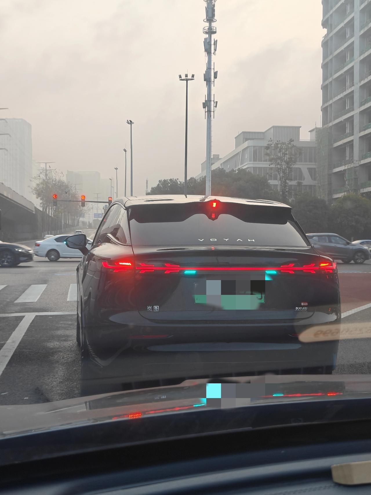 不得不承认，国产智能辅助驾驶发展迅猛，如今在路上越来越常见开着小蓝灯行驶的车辆。