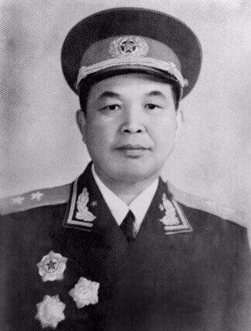 1953年，西康军区司令员刘忠带现任妻子回老家，意外见到原配，妻子竟然给原配鞠了