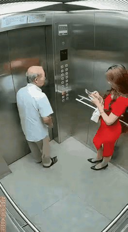 为老不尊电梯里大爷说了什么让小姐姐动手为老不尊
