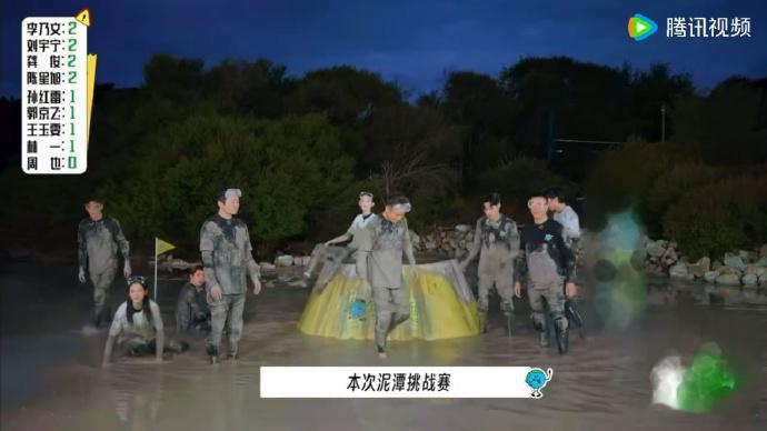 周也今天是脏脏包周也忙了半天一题没对 全程积极冲答题任务，周也脸上蹭得脏兮兮化身