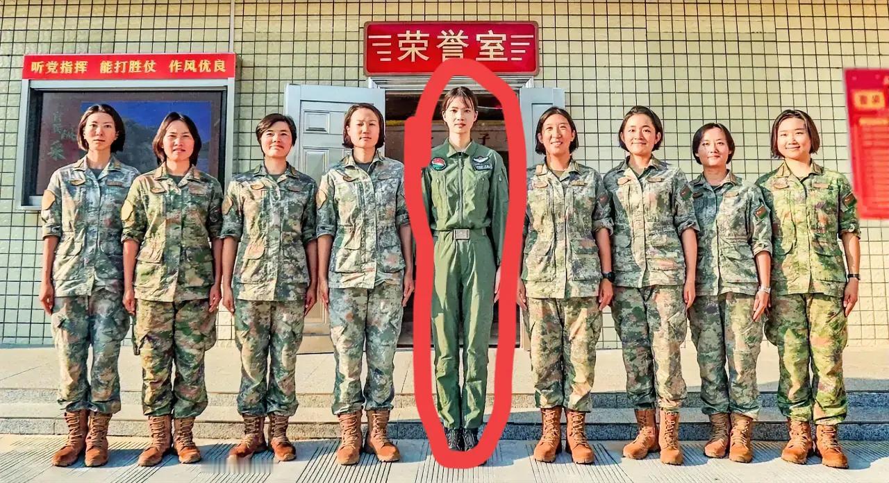 恍然大悟！终于明白徐枫灿“火”的原因了！你看，8位女兵与徐枫灿合影照，不知你从中