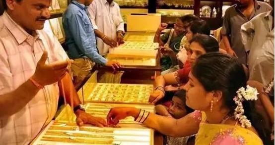 印度想把自己存在美国的黄金运回家，美国不让。可另一边，中国却用聪明的办法，把黄金