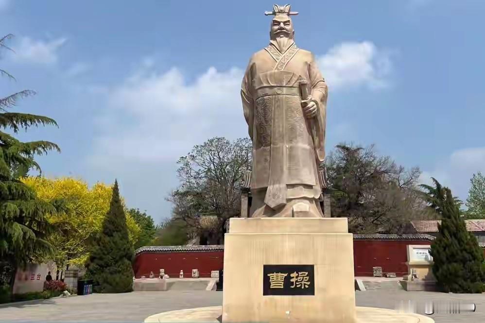 时尚年轻人寻访古人墓地都带啥礼物？

刚刚看过一期电视节目，介绍现在文化多元与另