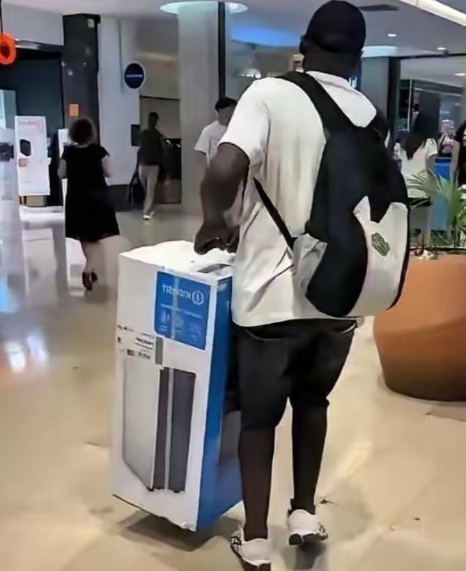 一个老外，花三万多块钱买了台中国空调，到手之后对着镜头直接喊：今天必须开16度！