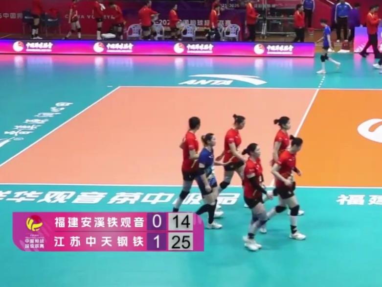 女排季后赛D组第三轮：两场比赛的首局，一边是25 - 7，另一边是25 - 14