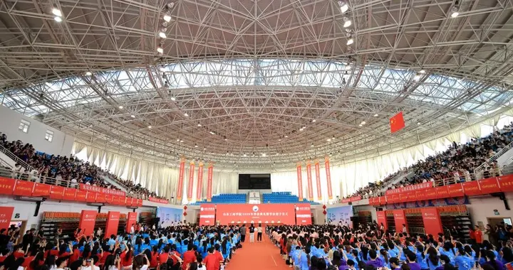 山东工商学院举行2026年毕业典礼，校长以“坚定”寄语学子