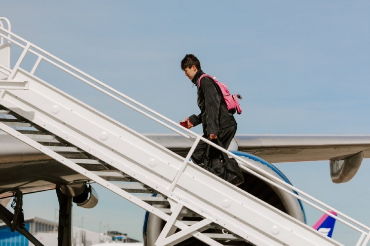 背上粉书包，杨瀚森要踏上自己的第一次季后赛之旅！明天9点，NBA季后赛首轮G1，