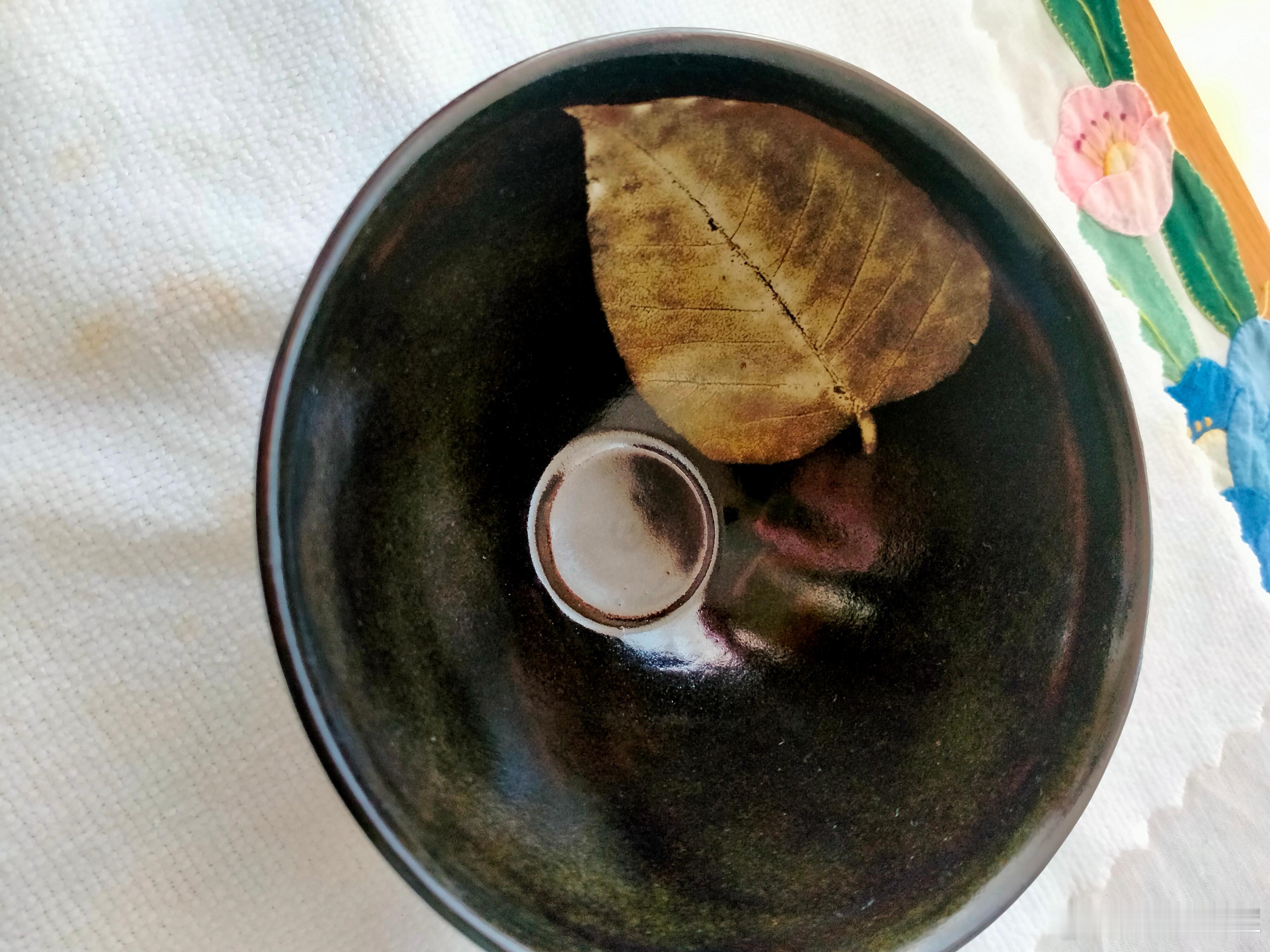 每周鉴赏收藏精品之吉州窑木叶天目盏        木叶天目盏现在是仿品最多的瓷器