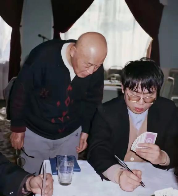 刚下楼买水，群里有人突然冒出一句，我当时愣了一下。
说的是一位老将军整场都站着看