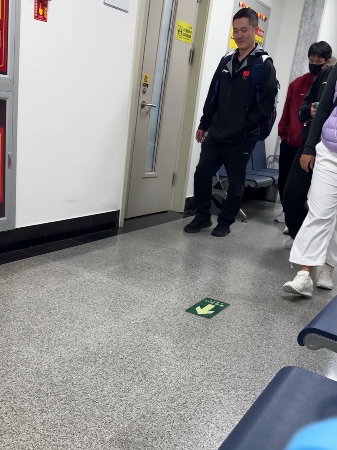 对着白告那一出真成笑话了，都去🏥了，没伤的反而出去旅游了[闭嘴]。 ​​​