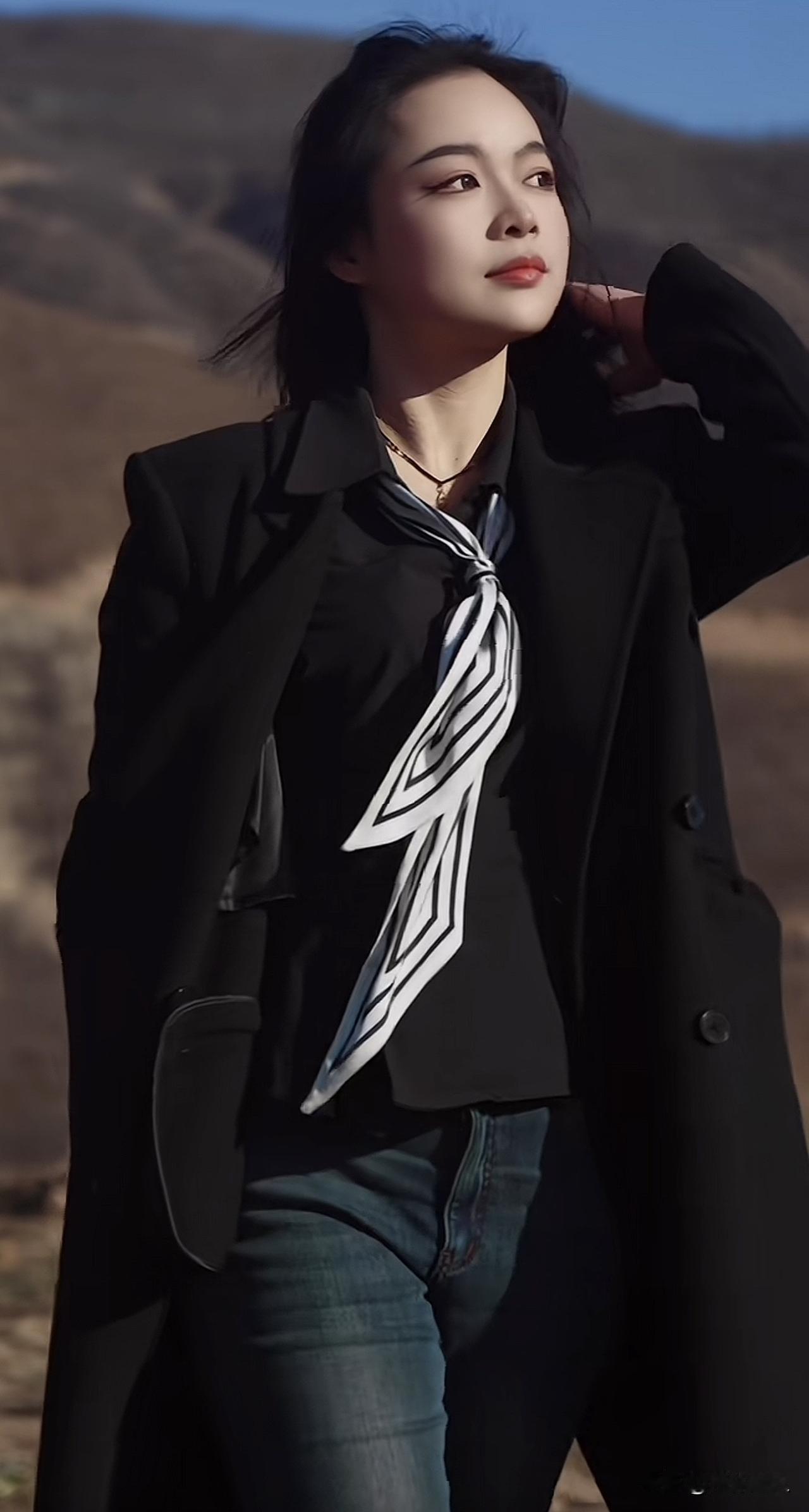 新思维：不要乱动，静看戏精人性

百年变局之下，世事如戏台，人潮皆过客，总有无数