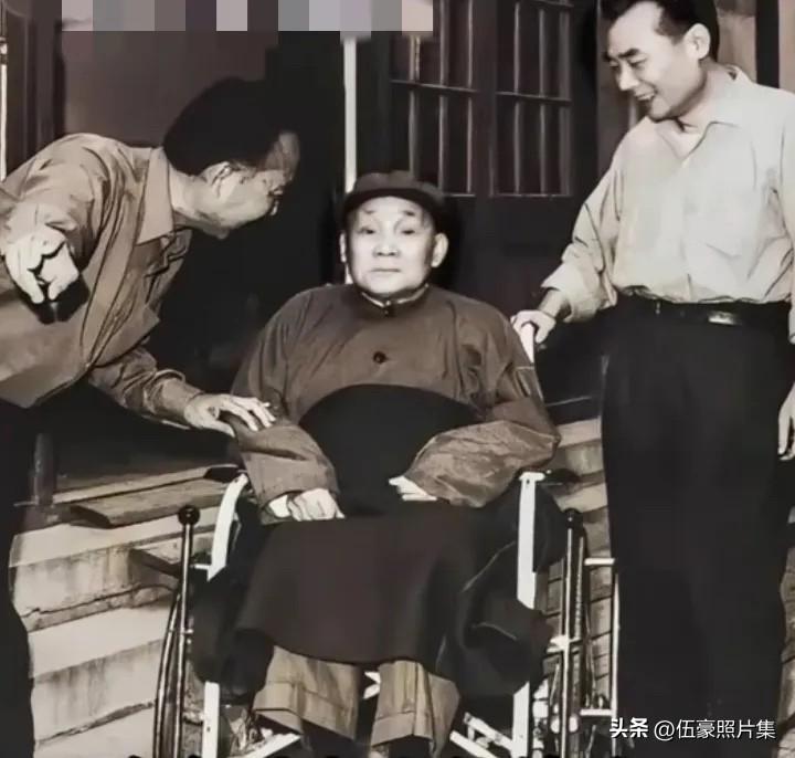 晚年的马寅初坐在轮椅上出席活动时的一幕。他是计划生育的提出者，但很多人也不知道，