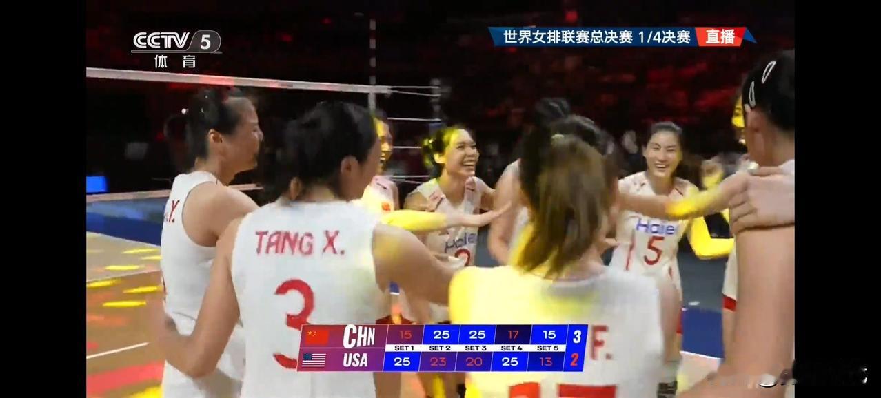 中国女排晋级四强
女排世联赛1/4决赛
中国女排3-2美国女排
比分
15-25