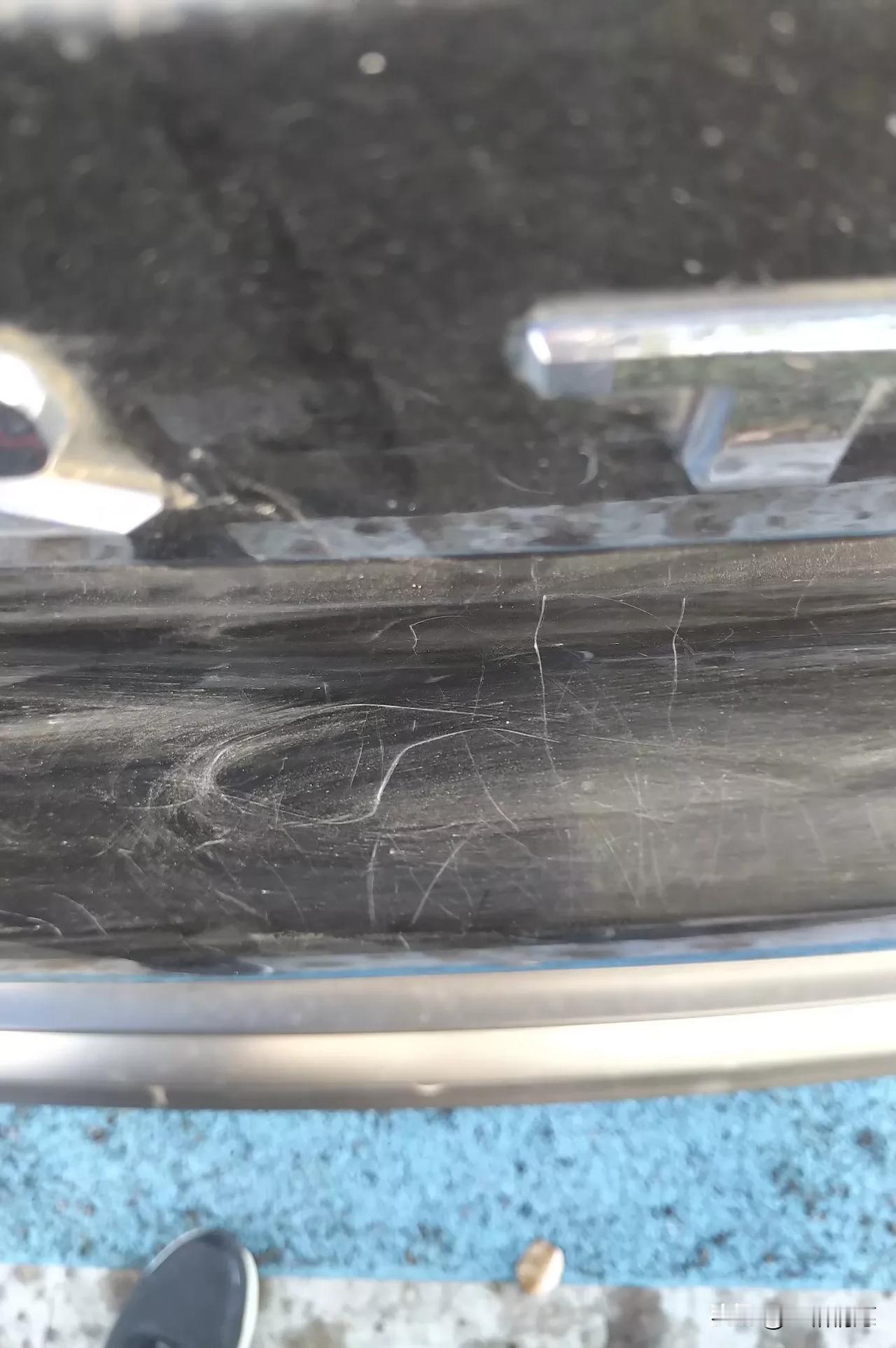 大年二十八 ,天突然就降温了 ,放不开的食品千万不要往车里放 ,瞧 这车划的 ,