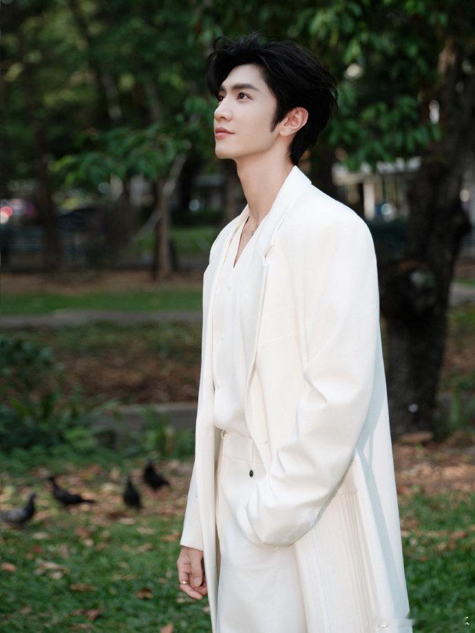 陈哲远素颜手势舞陈哲远素颜跳手势舞好清爽，怼脸镜头颜值依旧在线，干净素颜反倒更衬