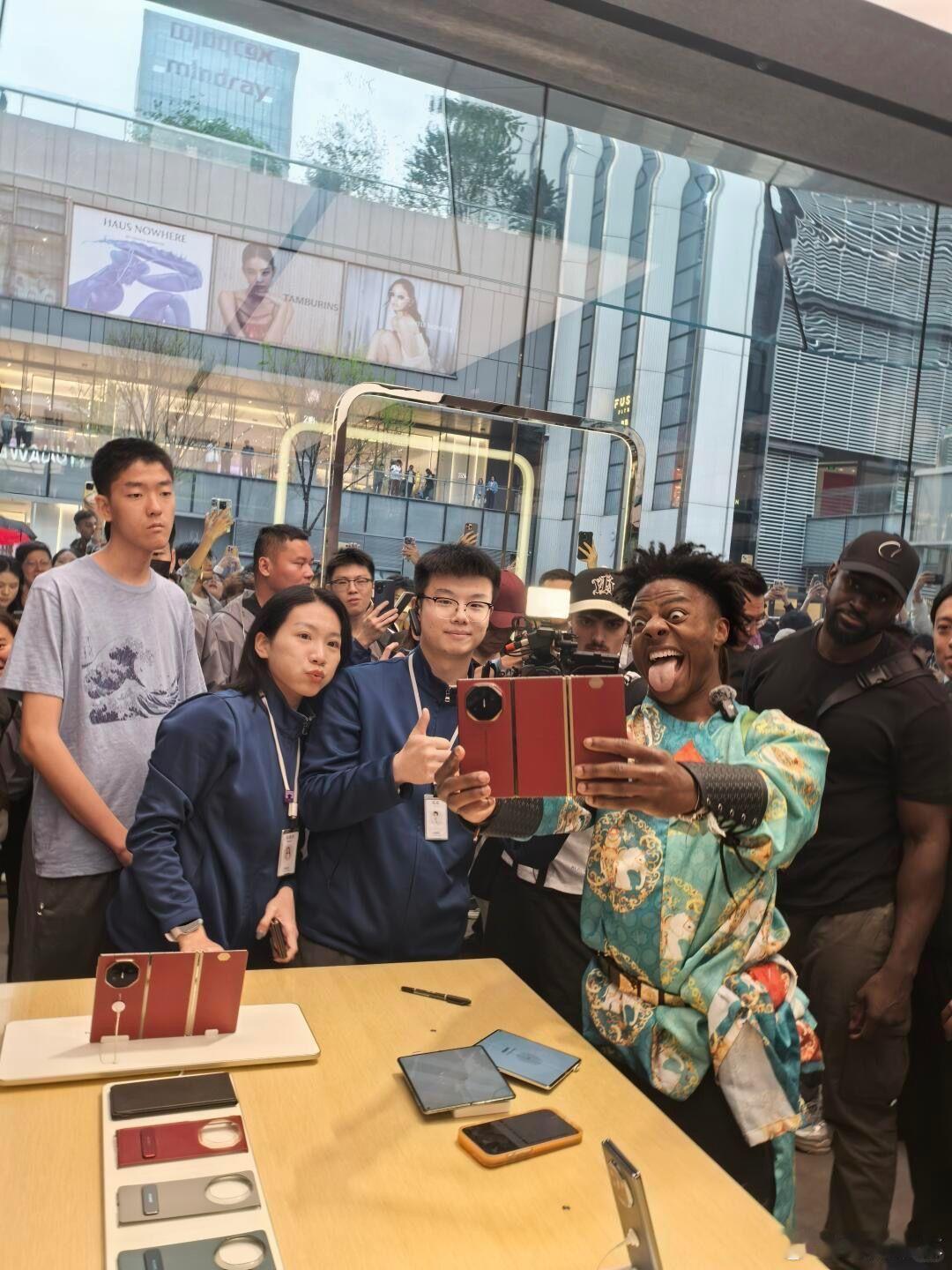 余承东曝新款三折叠支持手写笔宝子们，根据华为常务董事、终端BG董事长余承东分享的