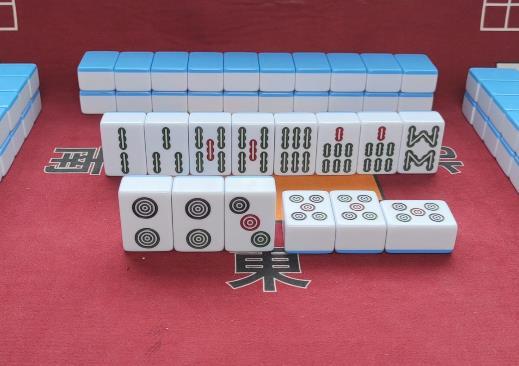 解析：来看这手牌，很多人都会打掉5条，手牌成为一上听的状态，摸进14条、69条都