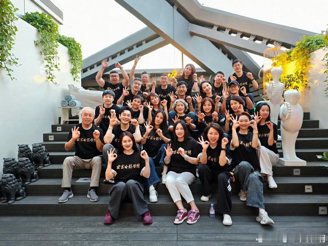 黄晓明合照状态 大学毕业三十周年同窗重聚，黄晓明同框老同学气质格外出众，身姿挺拔