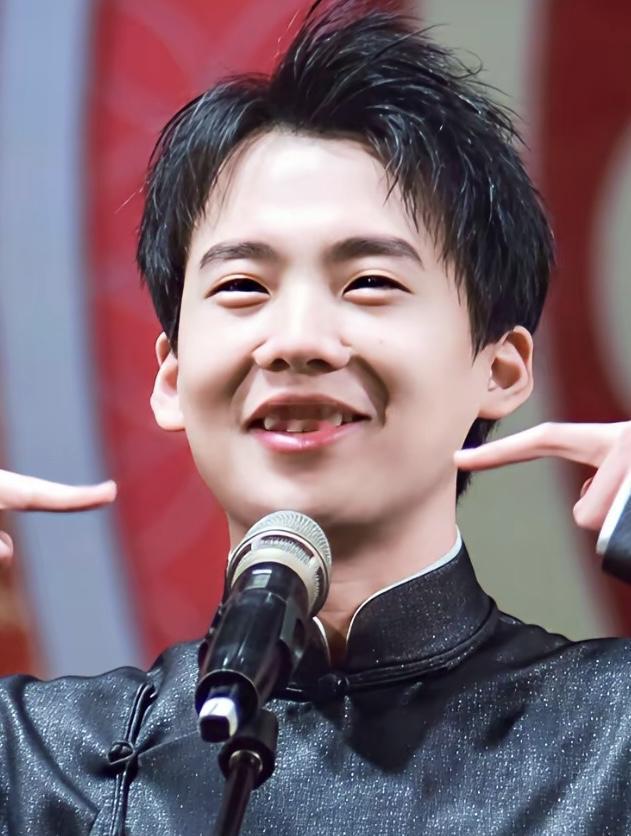 好像从来没有人发现，郭麒麟的鼻子两侧，好像有点怪异，就好像有两条皮筋拉着一样，不