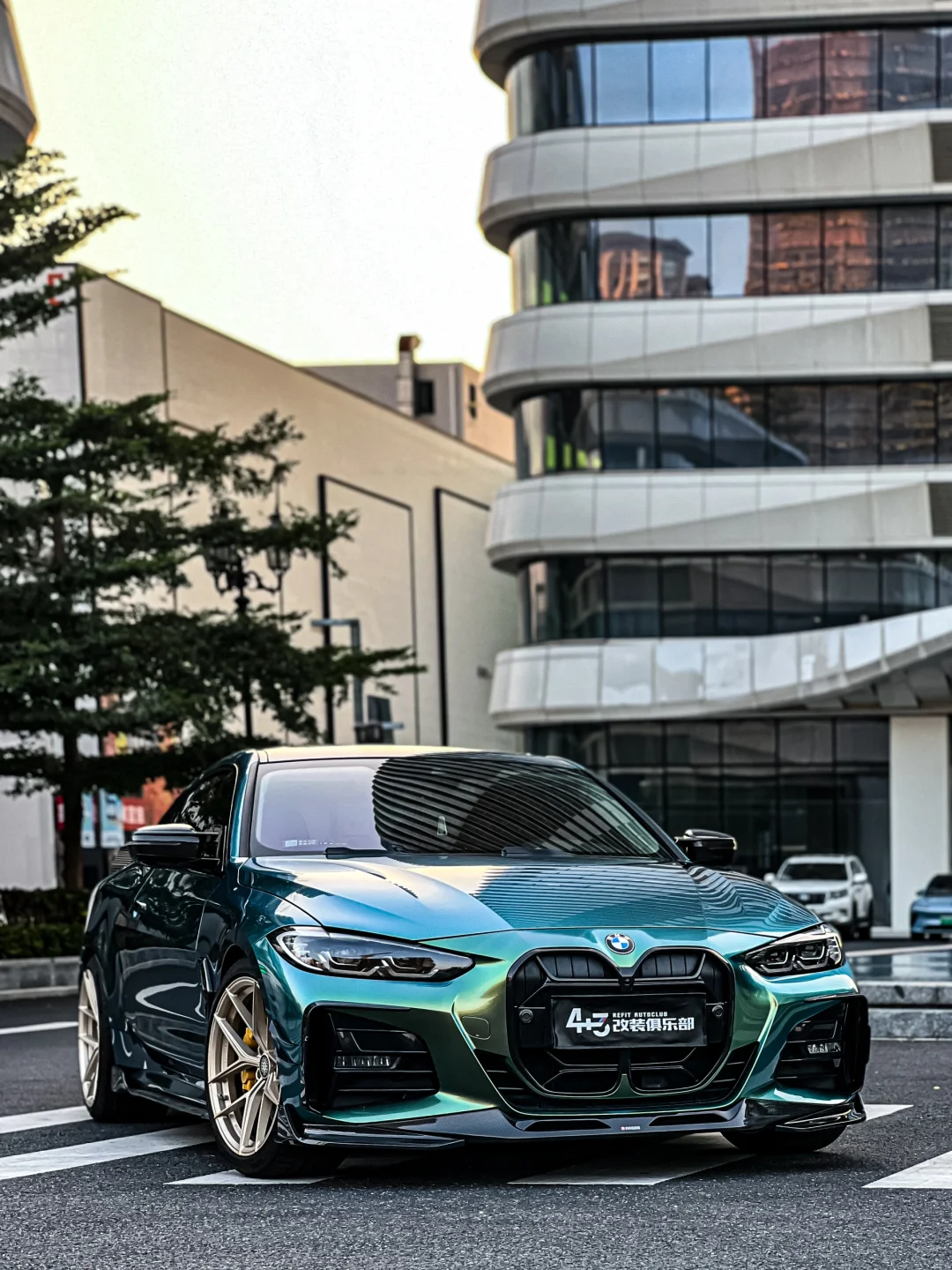 宝马四系装大尾翼？ 怎么想的