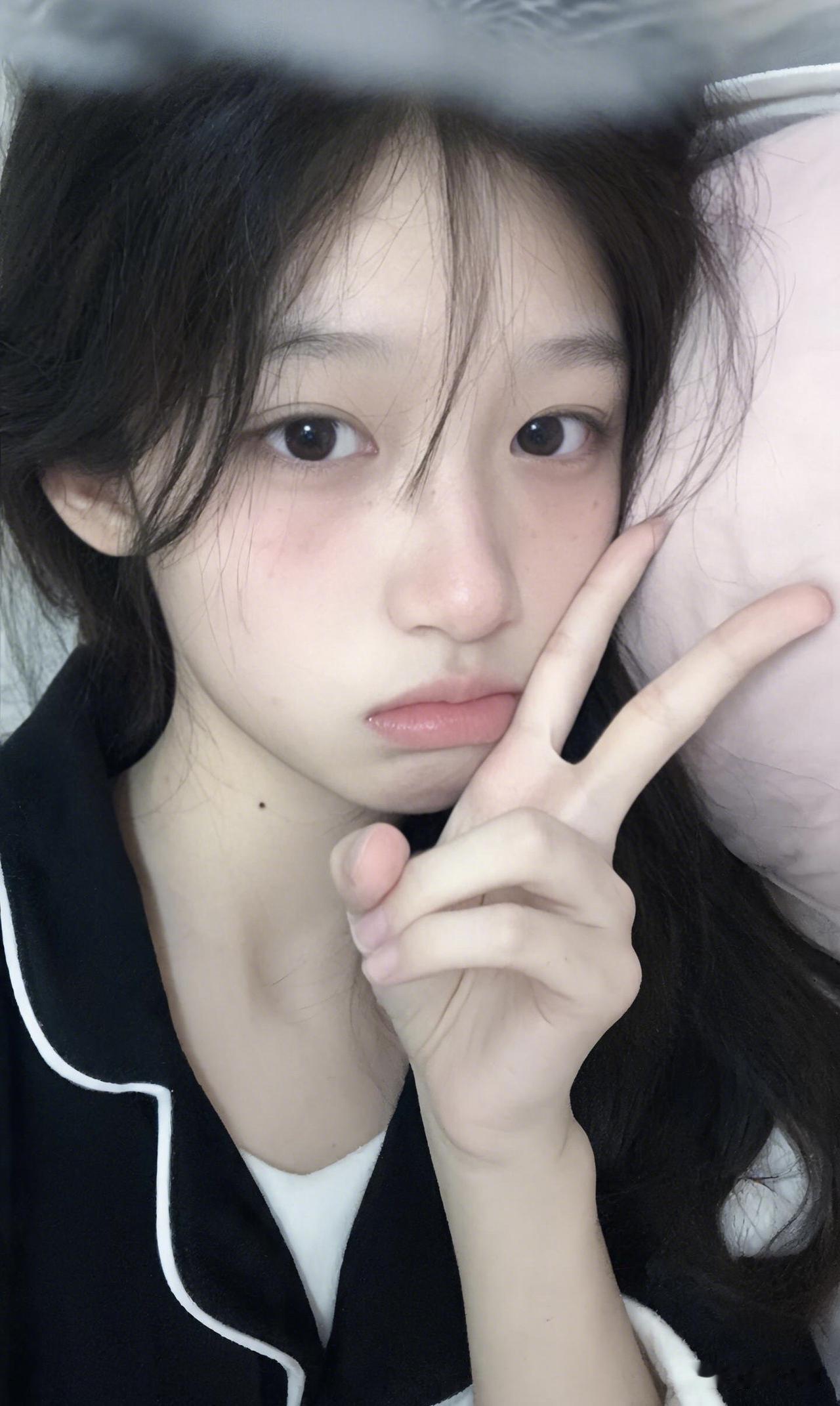 大家一起来探讨美女的魅力“是我漂亮还是小姨漂亮？”[机智][机智][送心][送心