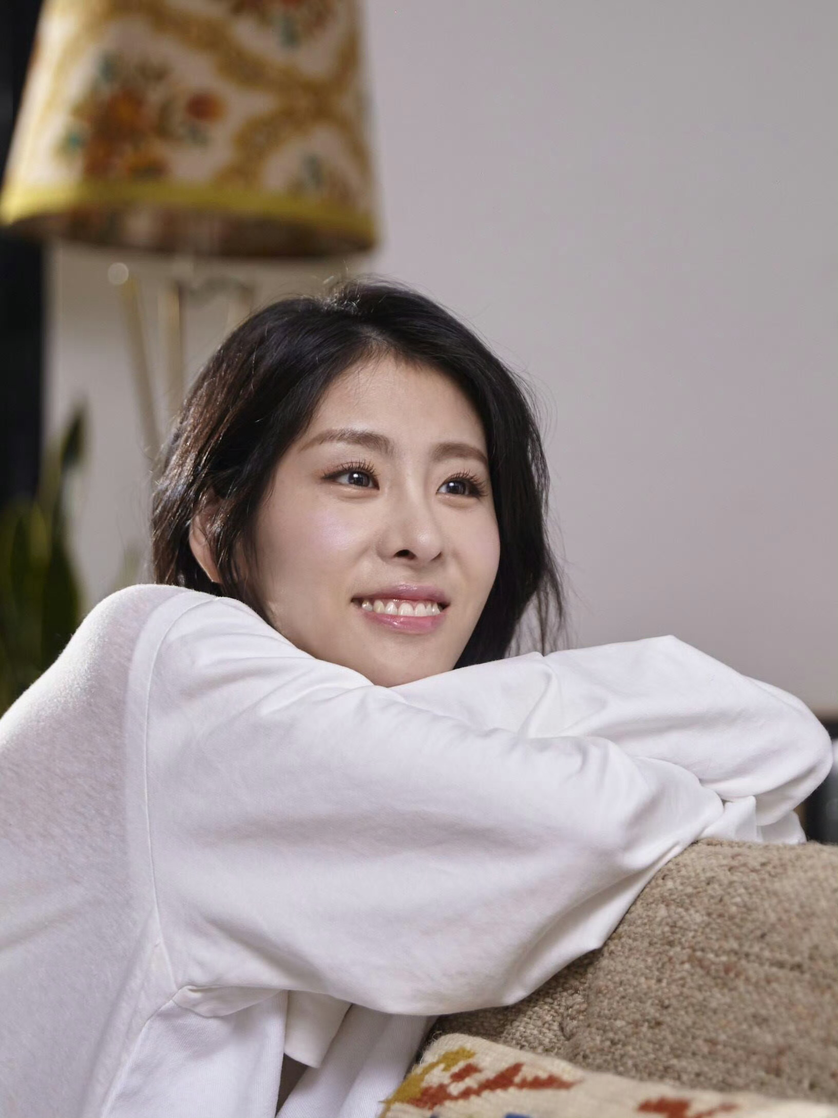 张碧晨居家写真释出 慵懒随性氛围感拉满 松弛感状态太绝了 ​​​