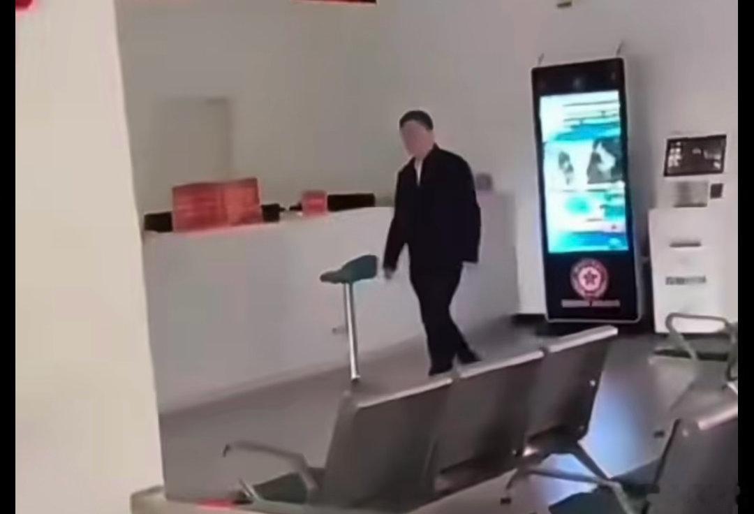 老兵娘家 拒绝如厕全网震怒！右腿残疾、需要拄拐杖走路的退役军人周先生，因为内急，