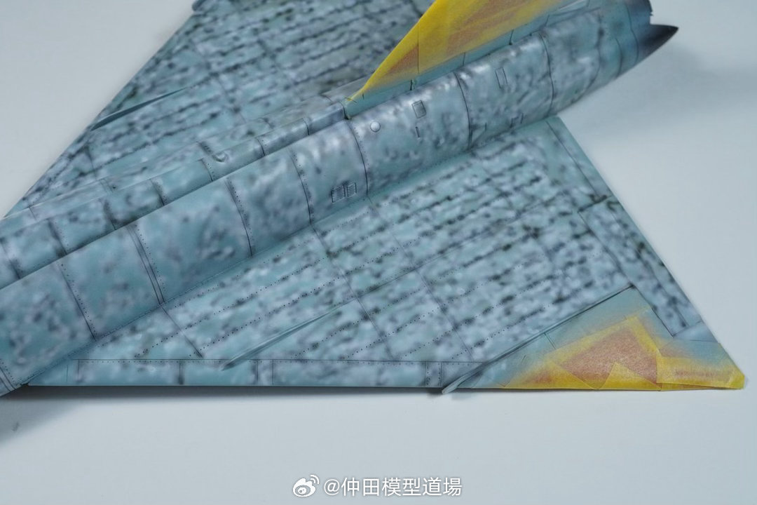 ①以面板&铆钉线为中心，用黑色细喷②用白色细喷，略微保留黑色③用飞机灰色细喷，让
