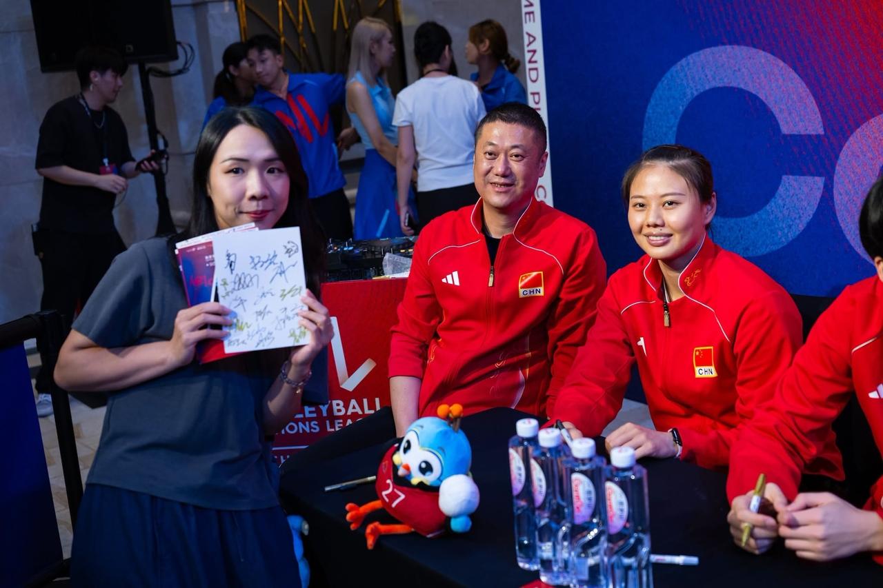 勇哥心情大好，中美之战创烧钱记录

中国女排战胜美国杀入本届世联赛四强后，勇哥应