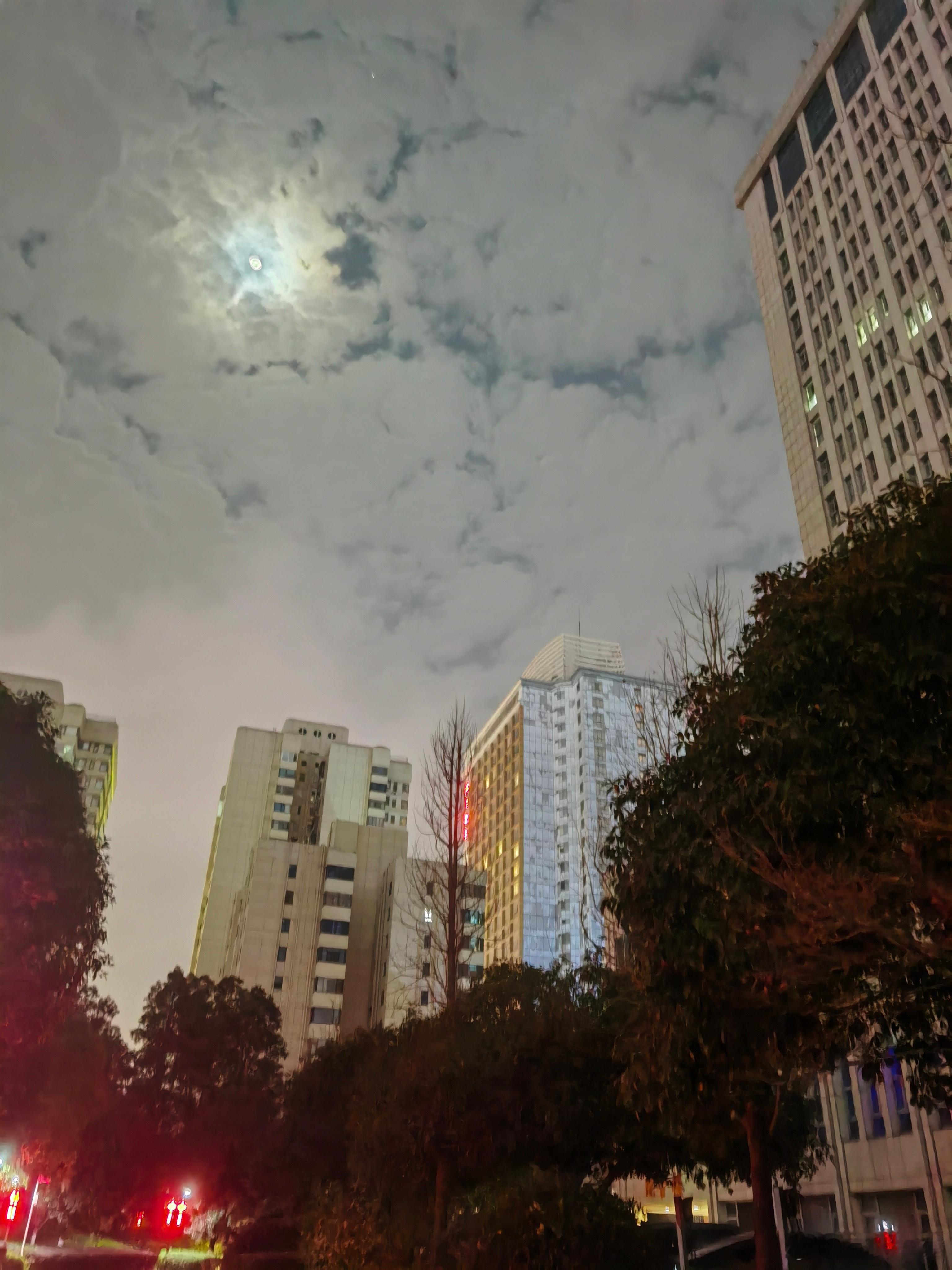 风停雨住，拨云见月，冷月高挂，预示着晴天。 