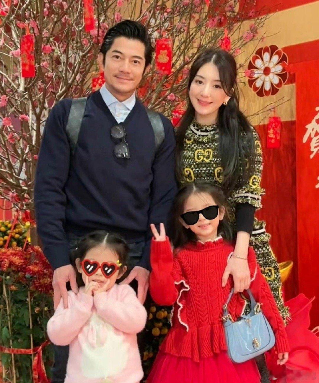 方媛两个女儿当花童，大的像妈，小的像爸，方媛给天下的网红当了个榜样，是最好的归属