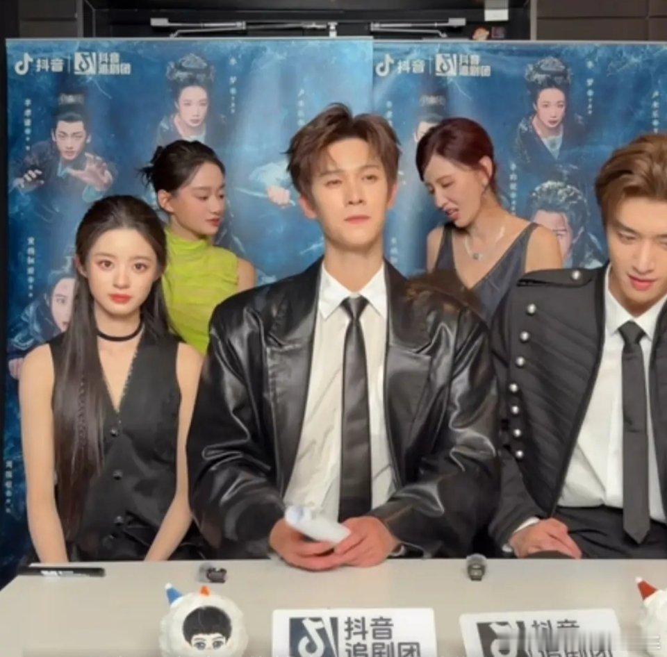 李昀锐这有点儿抢镜吧，一个人占了整个屏幕 