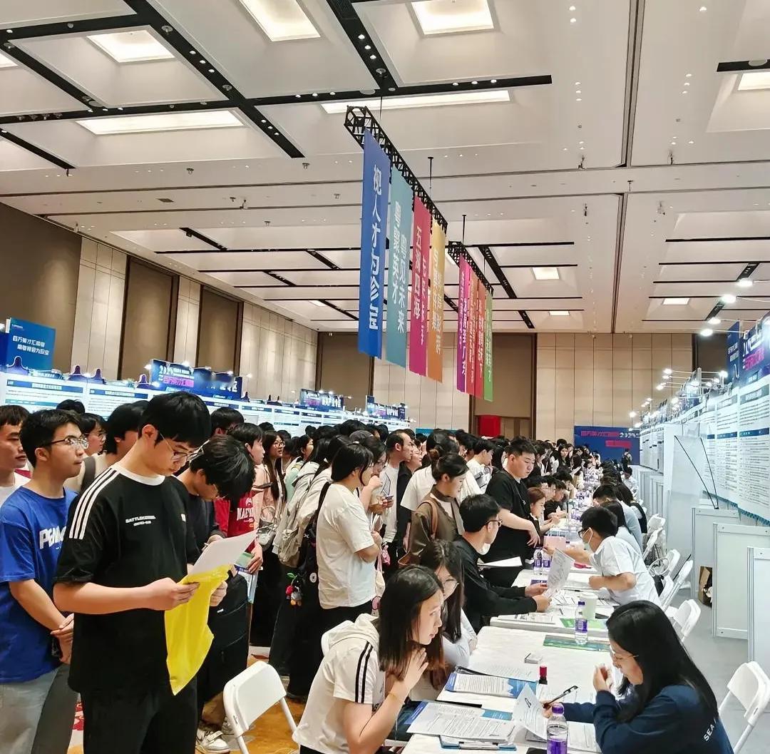 儿子终于上班去了。关上门那刻，我瘫在沙发上，感觉这半条命是捡回来的。

儿子学机